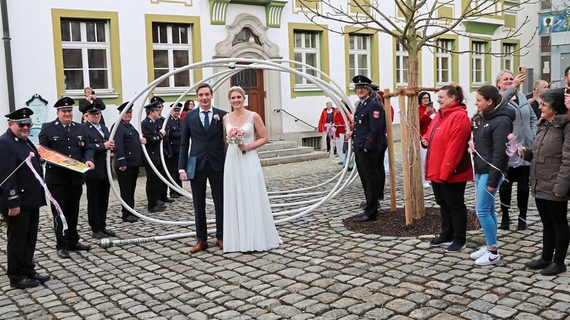 Das Brautpaar Michael Pritzl jun. und Lisa Niedermayer wurde am Dienstag vor dem Bad Kötztinger Rathaus von einem sehr langen Spalier empfangen. Die besten Glückwünsche wurden dabei übermittelt.