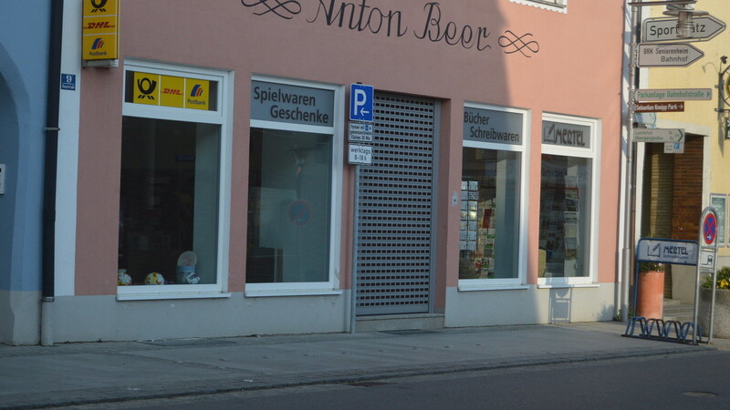 Mit der Schließung des Schreibwarengeschäfts in der Hauptstraße verlor das Zentrum zugleich die Postfiliale. Diese findet man jetzt im "Schnäppchen Baumarkt" an der Ortsgrenze.