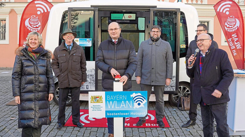 Minister Füracker (Mitte) schaltete den BayernWLAN-Hotspot für den autonomen Bus im Landkreis Kelheim frei.