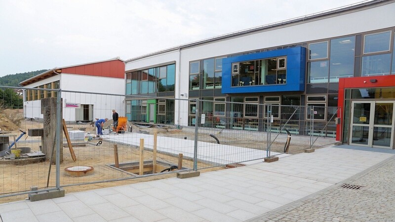 Der Eingangsbereich zur Schule wurde pünktlich zum Schulstart fertiggestellt. Gegenwärtig wird der Innenhof in Angriff genommen - wenn das Wetter mitspielt, sollten die Arbeiten im Oktober abgeschlossen sein.