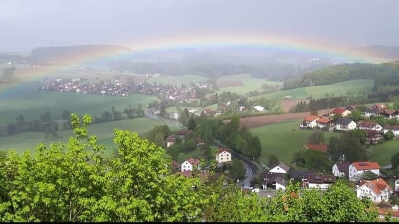 Ein Regenbogen als Zeichen der Hoffnung: Falkenstein steht auch in Zukunft vor großen Herausforderungen.