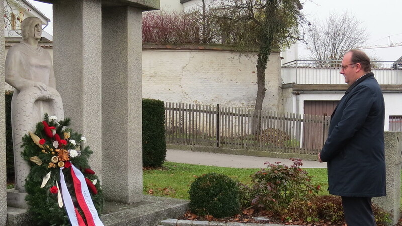 Vor den Gedenkgottesdiensten in den beiden Stadtpfarrkirchen legte Bürgermeister Herbert Lichtinger am Kriegerdenkmal bei der Linskirche einen Kranz nieder.