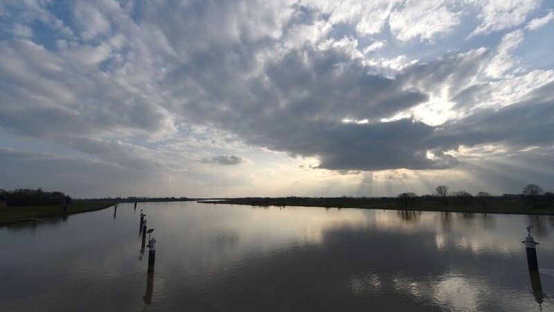 Wolken spiegeln sich am 24.03.2015 auf der Ems bei Leer (Niedersachsen). Die Ems gilt inzwischen als größter Problemfluss in Deutschland.