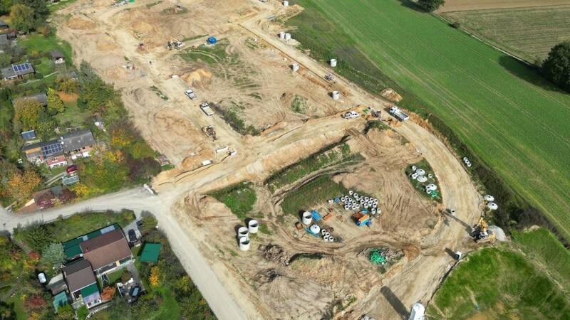 Aktuell laufen die Grundstücksvergaben für das Neubaugebiet Weinberg, wie in dieser Luftaufnahme dargestellt.