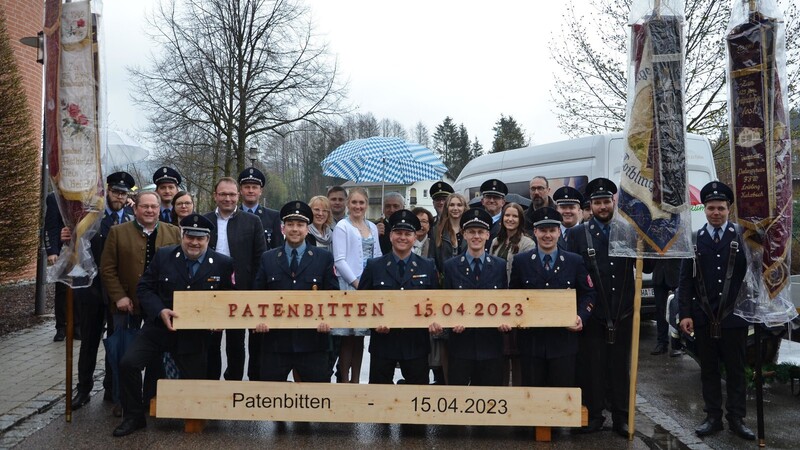"Mission Patenbitten erfolgreich abgeschlossen!" Die knienden Festverantwortlichen mit den Festhonoratioren, den Vertretern der Patenvereine sowie den beiden Bürgermeistern Hans Eichstetter und Martin Stoiber.