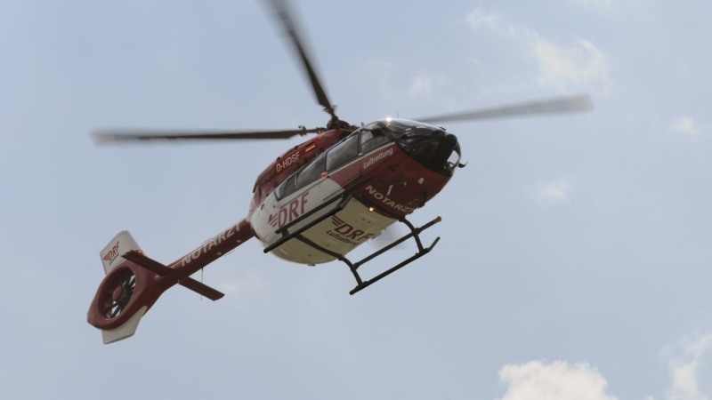Eine schwer verletzte Seniorin musste nach einem Unfall per Helikopter in ein Krankenhaus gebracht werden. (Symbolbild)