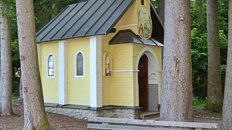 Die Waldkapelle mit der gern genutzten Ruhebank davor.