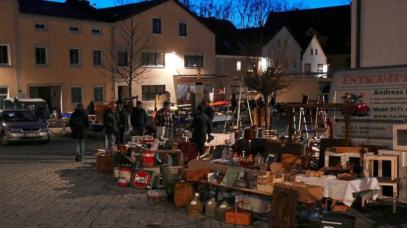 Bereits am Morgen schlenderten viele Käufer über den Flohmarkt. - Schon in den Morgenstunden herrschte reger Betrieb in der Hofmark.