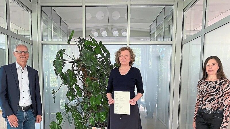 Mit einer Urkunde zum Abschied für Karin Gegg (M.) sprachen ZAW-Werkleiter Karl-Heinz Kellermann und Abteilungsleiterin Renate Schiermeier ihren Dank und die Anerkennung des ZAW für die geleistete Arbeit aus.