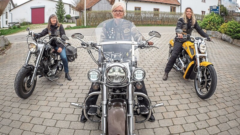 Inge Geiger (von links), Dorothea Homann und Sandra Meißner gehören dem Niederbayern-Chapter der "Harley Owners Group" an. Sie sind drei von insgesamt 21 weiblichen Mitgliedern, die ihre Leidenschaft für Harley-Davidson-Motorräder ausleben - fernab aller Klischees und Geschlechterrollen.