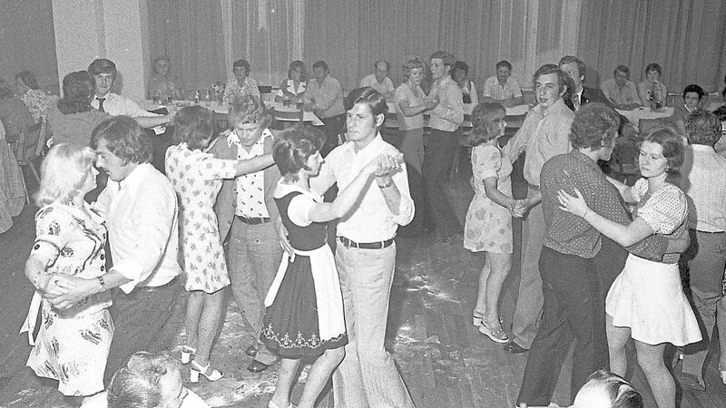 1974: Die "Freunde der Natur" tanzten. Ein nettes Detail ist das Federweiß am Boden, damit man leichter "Drehen" konnte.