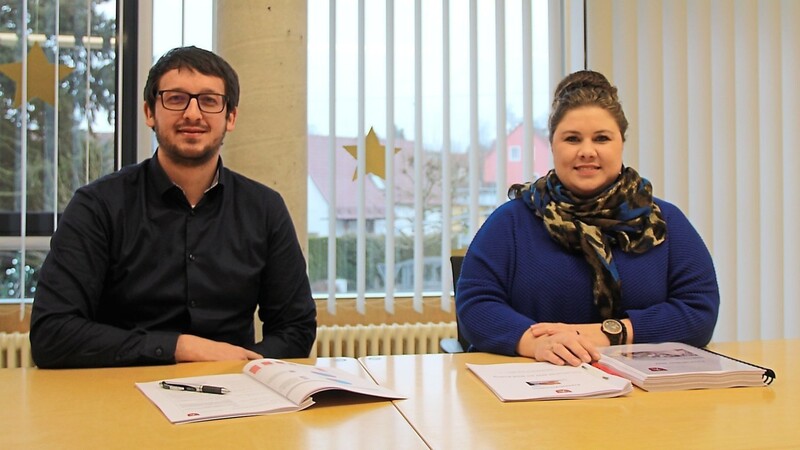Gehen frohen Mutes in das neue Haushaltsjahr 2022: Rodings Bürgermeisterin Alexandra Riedl und Stadtkämmerer Josef Zwicknagl.
