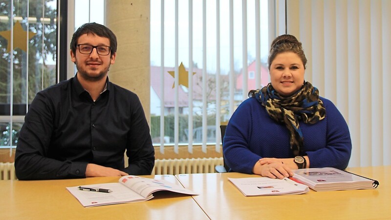 Gehen frohen Mutes in das neue Haushaltsjahr 2022: Rodings Bürgermeisterin Alexandra Riedl und Stadtkämmerer Josef Zwicknagl.