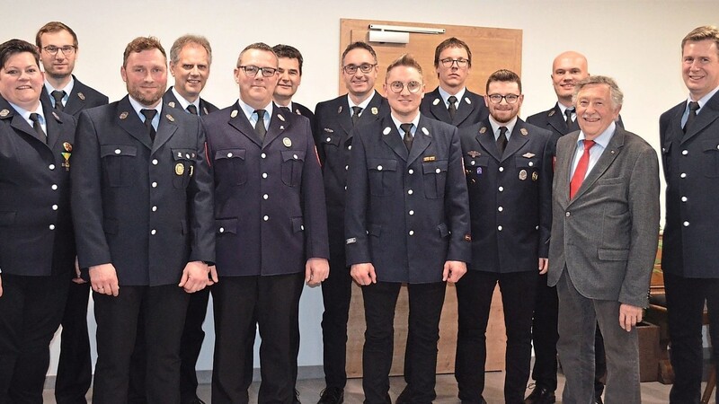 Die neu gewählte Vorstandschaft der Feuerwehr Moos mit Vorsitzendem Tobias Zießler (3.v.l.), Kommandant Thomas Zießler (8.v.l.) und Bürgermeister Hans Jäger und zweitem Bürgermeister Rudi Lerndorfer.