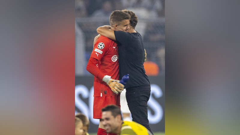 Dortmunds Coach Edin Terzic (r.) umarmt Alexander Meyer nach dem 3:0-Sieg des BVB in der Champions League gegen Kopenhagen.