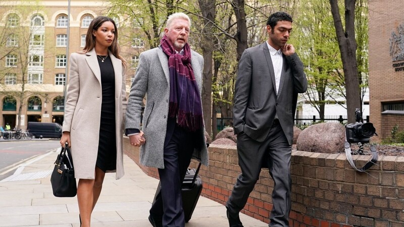 Boris Becker (m.) mit Lebensgefährtin Lilian De Carvalho Monteiro (l) und seinem Sohn Noah Becker auf dem Weg zum Gericht.