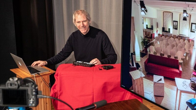 Franz Bauer ist mit der aktuellen Technik gut vorbereitet für die Infoabende. Für die Anschaffung erhielt die Kleinkunstbühne eine Förderung.