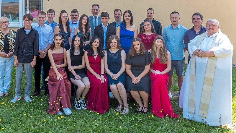Die Absolventen der Mettener Mittelschule mit den Ehrengästen, rechts im Bild Pfarrer Wallner.