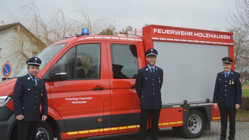 Die Führung der Feuerwehr Holzhausen: Thomas Breitenacher, Thomas Fleischmann (Zweiter und Erster Kommandant) und der Vorsitzende Peter Wallner.