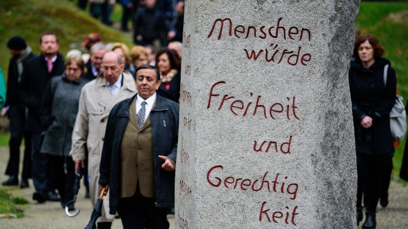Ein Gedenkstein auf dem Gelände des ehemaligen Konzentrationslagers Flossenbürg. Zusammen mit der KZ-Gedenkstätte hat die Universität Regensburg ein Zentrum für Erinnerungskultur gegründet. Es soll sich mit der Frage beschäftigen, wie das Gedenken an die Schrecken des Holocaust auch in Zukunft am Leben gehalten werden kann.