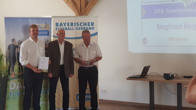 Harald Haase (links) überreichte Siegfried Beigl aus Velden (Mitte) die Ehrenamtsurkunde und Hans Wimmer (rechts) die DFB-Armbanduhr.