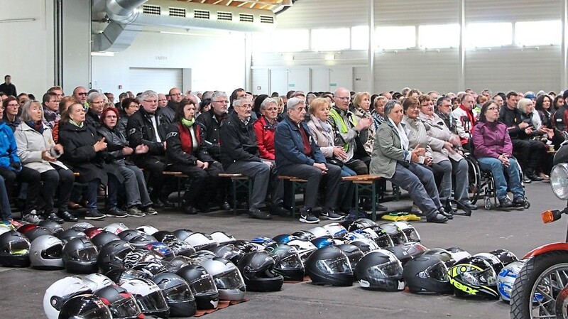 Fast voll besetzt waren die Bänke in der Messehalle Am Hagen beim Gottesdienst. Die Biker hatten mit ihren Helmen ein Kreuz gelegt.