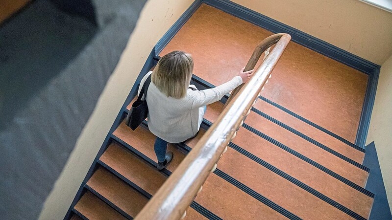 Probleme mit der Puste beim Treppensteigen können auch ein Anzeichen für eine beginnende Herzschwäche sein.