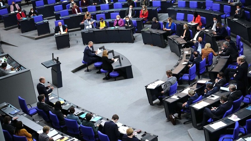Am Donnerstag votierte der Bundestag mit großer Mehrheit für die Lieferung schwerer Waffen. (Symbolbild)