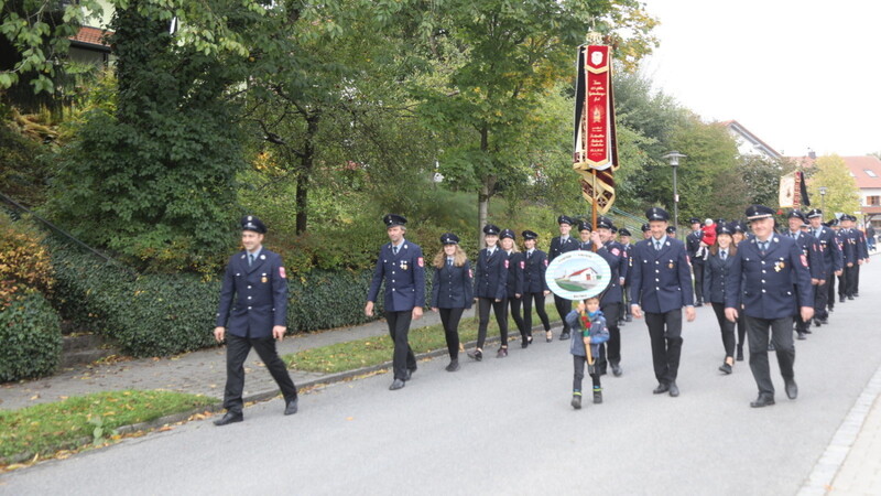 Der Fest- und Jubelverein, die Freiwillige Feuerwehr Baierbach, bekam natürlich besondere Aufmerksamkeit im Festzug.