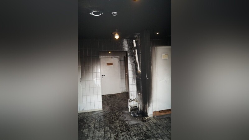 Nach einem Brand im Keller eines Hotels musste die Feuerwehr das Gebäude entrauchen.