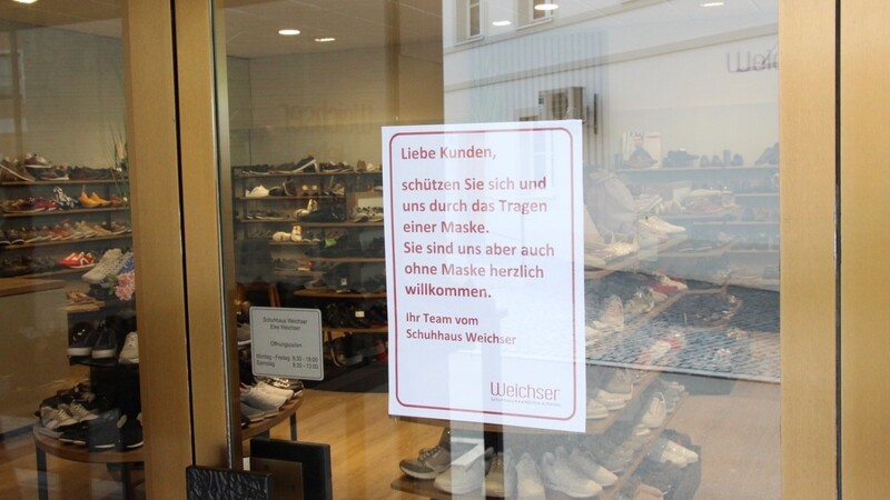 Dieses Schild ziert seit Montag die Eingangstür des Schuhhauses Weichser in Wörth. Es lässt die Kunden wissen, dass sie sowohl mit als auch ohne Maske eintreten können.