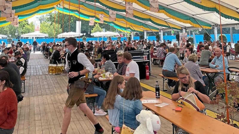 Das Zeltfest bietet Biergartenschmankerl an.