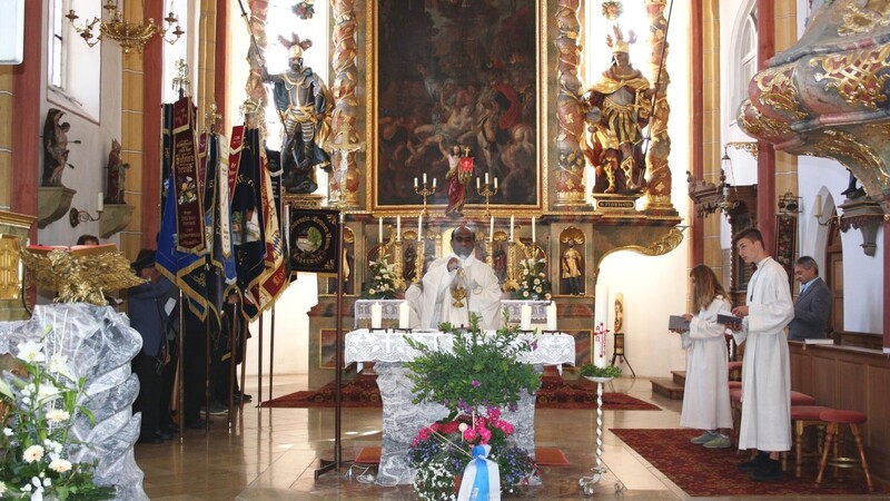 In der St. Laurentiuskirche: Pater Robert Kennedy zelebrierte den Gedenkgottesdienst, die Fahnenträger standen im Altarraum.