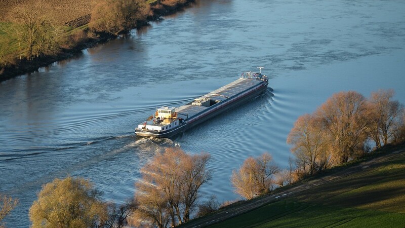 Auf der Donau bei Niederalteich sind am Donnerstag zwei Schiffe zusammengestoßen