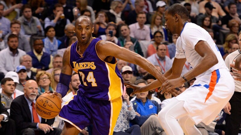 Kobe Bryant (l.) von den Los Angeles Lakers führte über Jahre hinweg sein Team und zählt zu den besten Spielern, die jemals in der NBA gespielt haben.