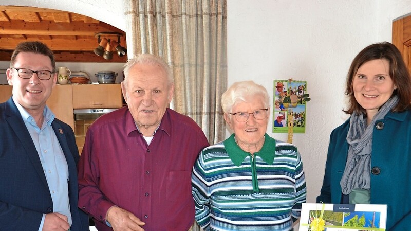 An der Seite seiner Gattin Elisabeth nahm Anton Grasl die Glückwünsche von Landratsstellvertreterin Olivia Kreyling und Bürgermeister Helmut Fichtner entgegen.