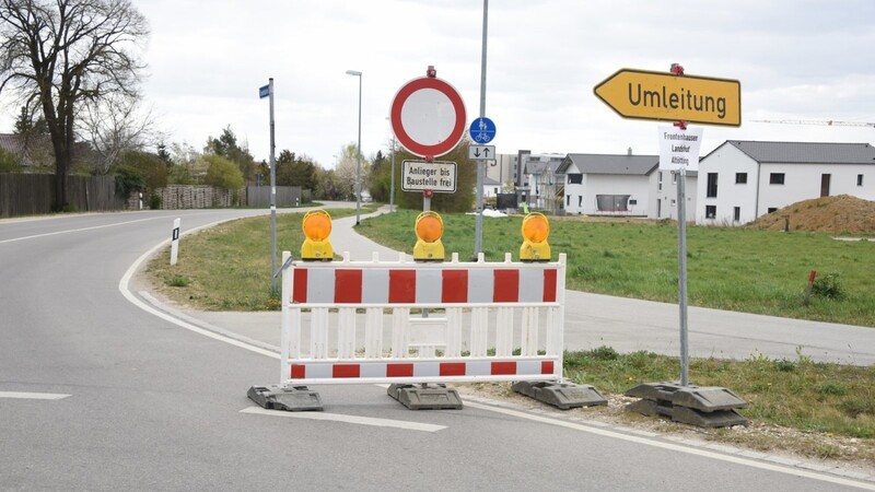 Ab dem Kreisverkehr am Burger Feld ist die Seyboldsdorfer Straße seit Dienstag wegen Sanierungsarbeiten gesperrt.