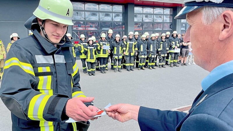 Am Ende gab's zur Belohnung die begehrten Atemschutz-Spangen überreicht. Sie zeichnen den Träger als Teil einer Elite bei den Feuerwehren aus.