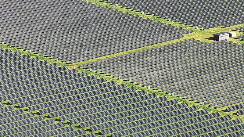 Luftaufnahme eines Solarparks mit Photovoltaikanlagen: Zusammen 28 Hektar groß werden nun die Anlagen in Arhalm und Witzenzell.