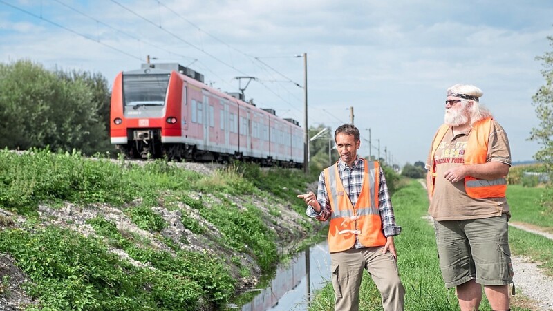 Michael Schmitt, zuständig für die Biberprojekte bei der Deutschen Bahn, und Gerhard Schwab, Bibermanager des Freistaats Bayern für Südbayern, unterhalten sich am Weiherbach über den neuen, künstlichen Biberbau.