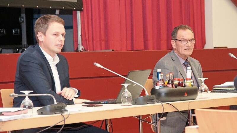 René Meyer, Geschäftsführer der Laber-Naab-Infrastruktur GmbH (links), stellte dem Gemeinderat die Gesellschaft und ihre Ziele vor. Einstimmig wurde der Beitritt zur LNI beschlossen.
