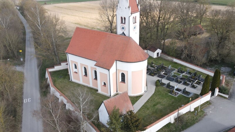 Frauenhofen von oben: Die Kirche St. Georg in Frauenhofen wurde in den Jahren 2005/2006 einer umfassenden Außenrenovierung unterzogen.