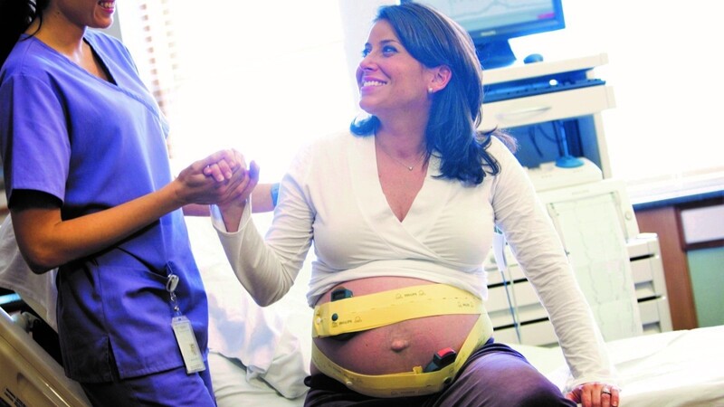 Dank mobiler Messgeräte am Bauch können sich Schwangere im Klinikum Freising nun frei bewegen und bequemer auf die Geburt warten.  Foto: Philips Healthcare Systems