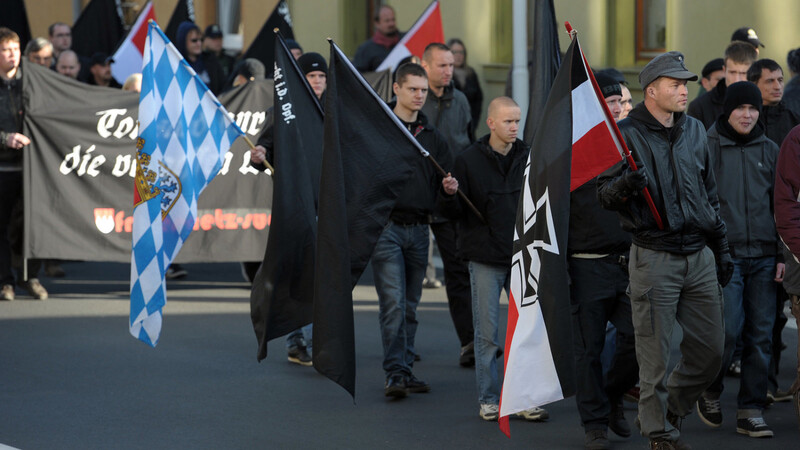 Teilnehmer einer Neonazi-Demonstration in Bayen (Foto: David Ebener/dpa)