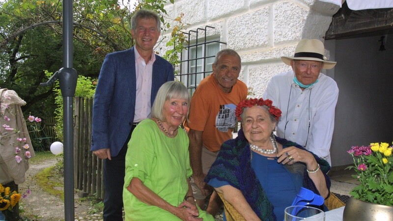Zum 80. Geburtstag bekam Anne-Katrin Schraudenbach (vorne rechts) Glückwünsche von (hinten v. l.) Vizebürgermeister Georg Hadersdorfer, Luigi Negri, Wilhelm Graf von Spreti und Andrea Maier