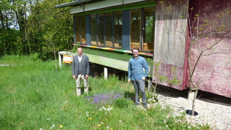 Bürgermeister Armin Grassinger und Stefan Fleischmann von Bee-Rent vor einem Bienenstand in Oberdingolfing.