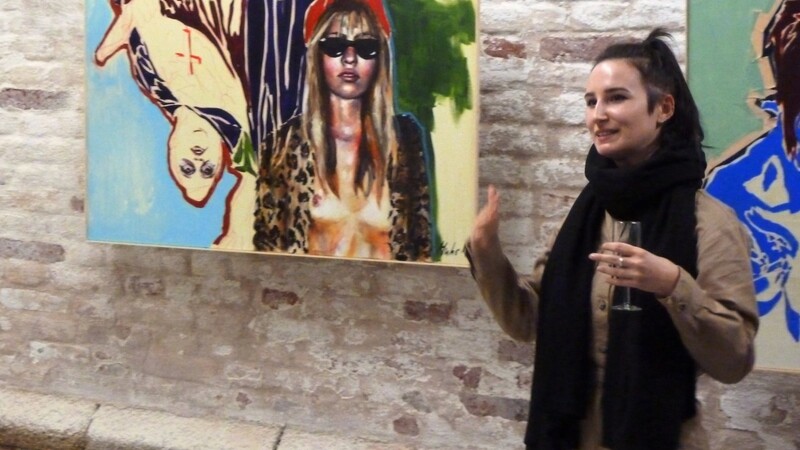 Die Malerin Barbara Muhr spricht zu ihren Bildern.