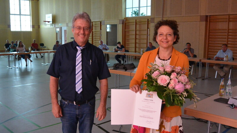 Eine Urkunde und einen Blumenstrauß überreichte Bürgermeister Anton Geier Monika Arzberger für ihr langjähriges Engagement.