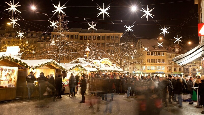 Zur Weihnachtszeit beleuchten fast 700 Sterne den Nachthimmel von St. Gallen.