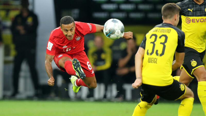 DER FUSSBALL-KLASSIKER: Bayern-Spieler Thiago feuert auf das Dortmunder Tor.